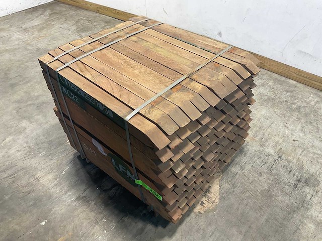 Azobé fas hardhouten tuinpaal gepunt 100x7x7 cm (120x) - afbeelding 2 van  7