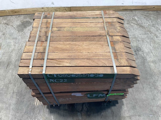 Azobé fas hardhouten tuinpaal gepunt 100x7x7 cm (120x) - afbeelding 3 van  7