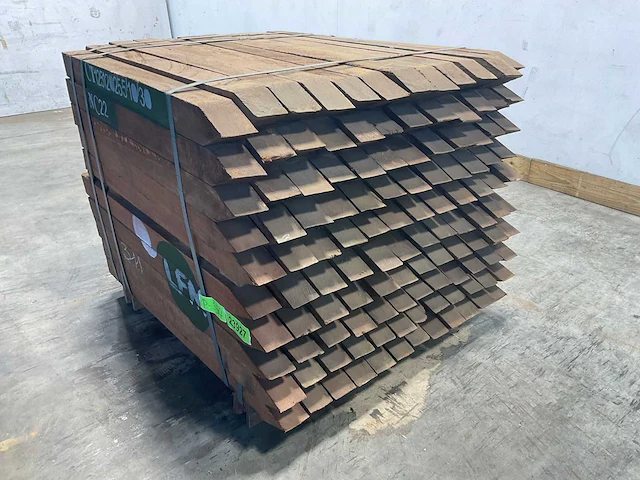 Azobé fas hardhouten tuinpaal gepunt 100x7x7 cm (120x) - afbeelding 1 van  7