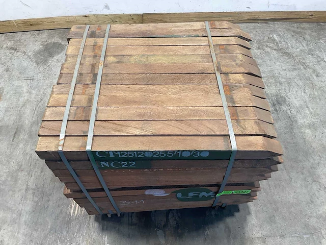 Azobé fas hardhouten tuinpaal gepunt 100x7x7 cm (120x) - afbeelding 3 van  7