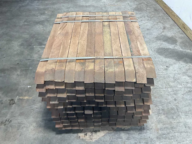 Azobé fas hardhouten tuinpaal gepunt 100x7x7 cm (120x) - afbeelding 4 van  7