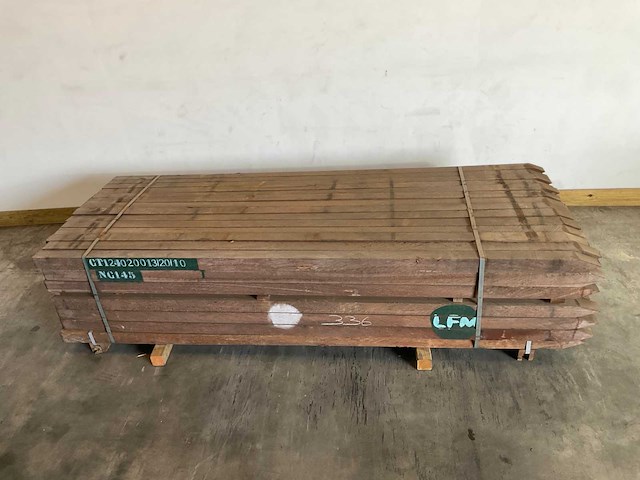 Azobé fas hardhouten tuinpaal gepunt 300x7x7 cm (160x) - afbeelding 1 van  5