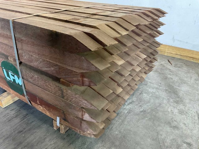 Azobé fas hardhouten tuinpaal gepunt 300x7x7 cm (160x) - afbeelding 4 van  5