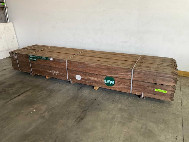 Azobé fas hardhouten tuinpaal gepunt 350x7x7 cm (120x) - afbeelding 1 van  1