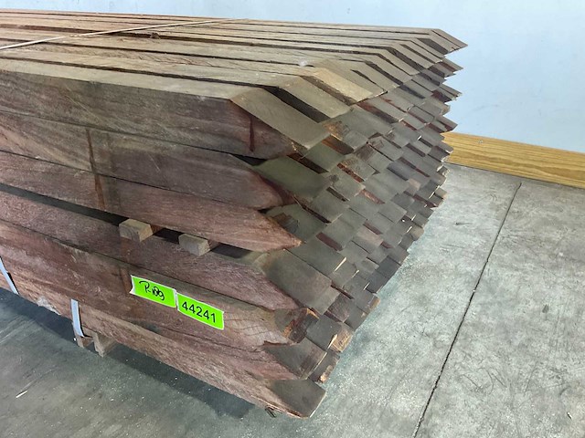 Azobé fas hardhouten tuinpaal gepunt 350x7x7 cm (60x) - afbeelding 4 van  5