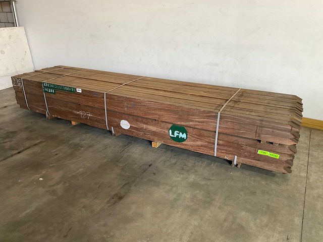 Azobé fas hardhouten tuinpaal gepunt 400x7x7 cm (120x) - afbeelding 1 van  5