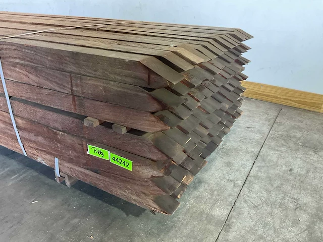 Azobé fas hardhouten tuinpaal gepunt 400x7x7 cm (120x) - afbeelding 4 van  5