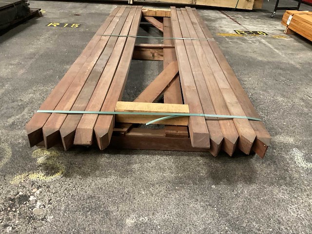 Azobe gepuinte palen geschaafd 65x65 mm (10x) - afbeelding 1 van  3