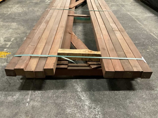 Azobe gepuinte palen geschaafd 65x65 mm (10x) - afbeelding 2 van  3