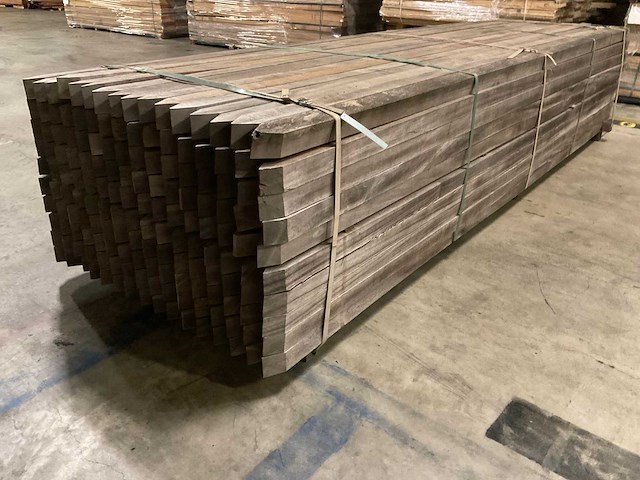 Azobe gepunte palen 60x60 mm (160x) - afbeelding 1 van  5