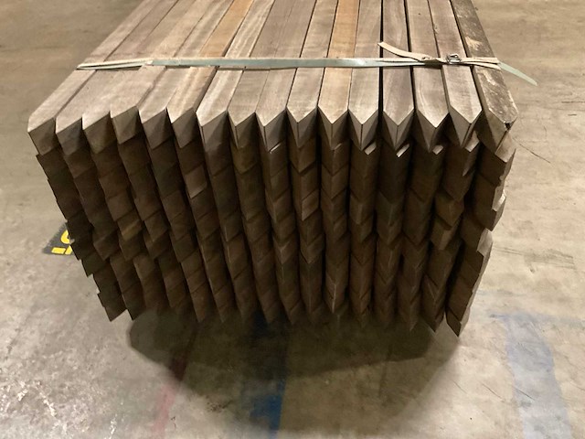 Azobe gepunte palen 60x60 mm (160x) - afbeelding 2 van  5