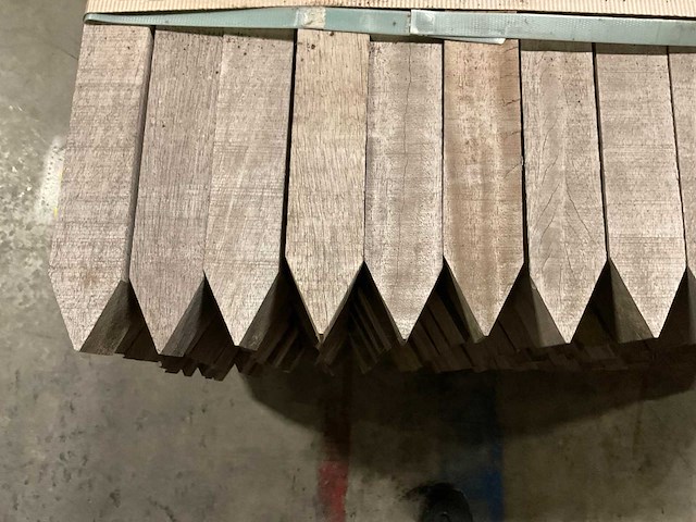 Azobe gepunte palen 60x60 mm (160x) - afbeelding 5 van  5