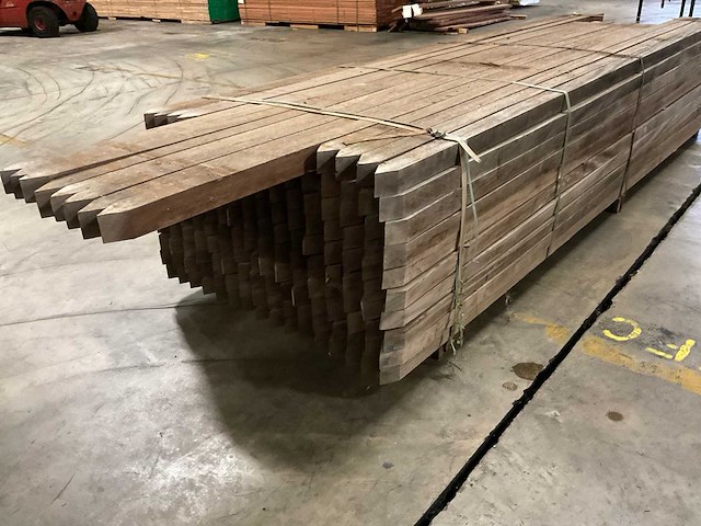 Azobe gepunte palen 60x60 mm (160x) - afbeelding 1 van  6
