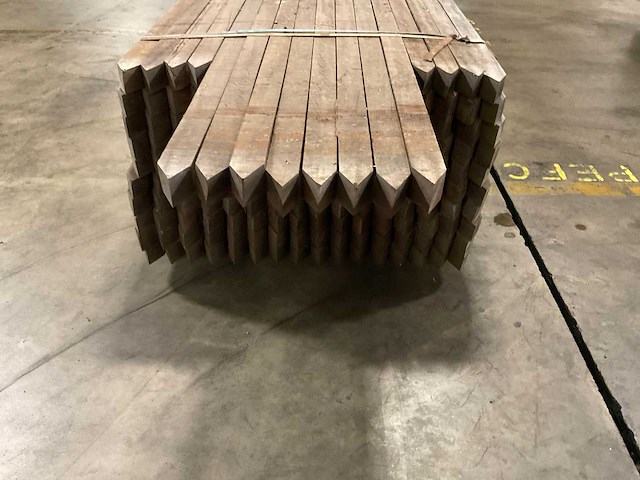 Azobe gepunte palen 60x60 mm (160x) - afbeelding 2 van  6