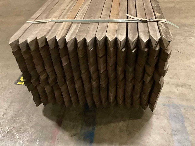 Azobe gepunte palen 60x60 mm (160x) - afbeelding 2 van  5