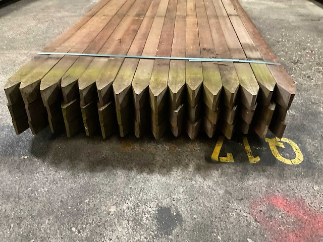 Azobe gepunte palen 60x60 mm (48x) - afbeelding 2 van  6