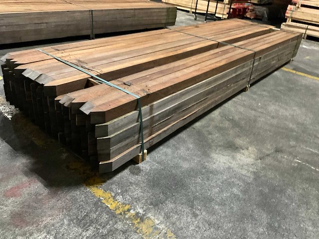 Azobe gepunte palen 60x60 mm (78x) - afbeelding 1 van  6