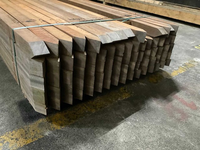 Azobe gepunte palen 60x60 mm (78x) - afbeelding 6 van  6