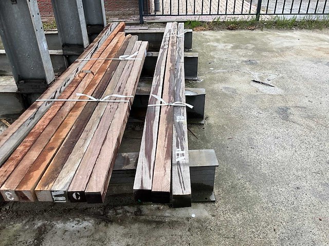 Azobé hardhout palen fijn bezaagd 3500x80x80 mm (3x) - afbeelding 1 van  3