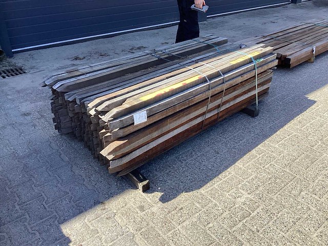 Azobè hardhouten paal 50x50x2000mm (161x) - afbeelding 1 van  5