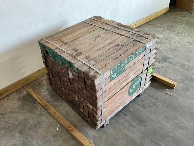 Azobé hardhouten tuinpaal fas gepunt 100x7x7 cm (112x) - afbeelding 2 van  5