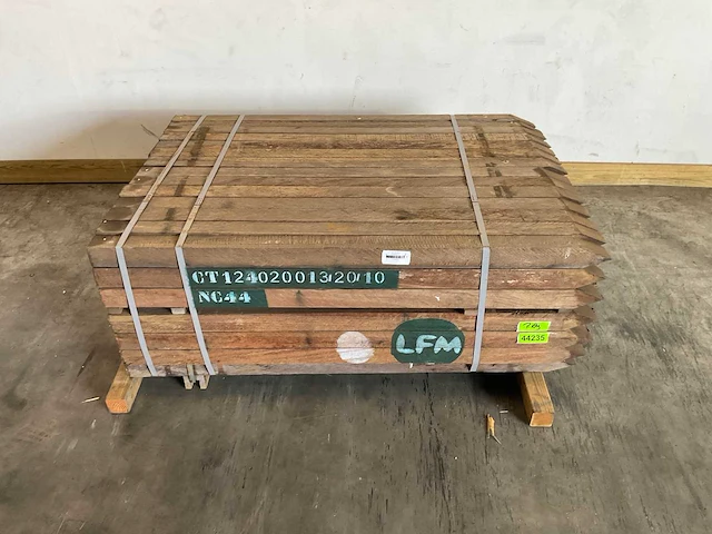 Azobé hardhouten tuinpaal fas gepunt 150x7x7 cm (120x) - afbeelding 1 van  5