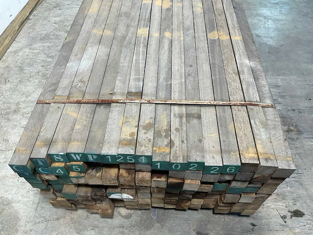 Azobé hardhouten tuinpaal fas gepunt 150x7x7 cm (128x) - afbeelding 3 van  6