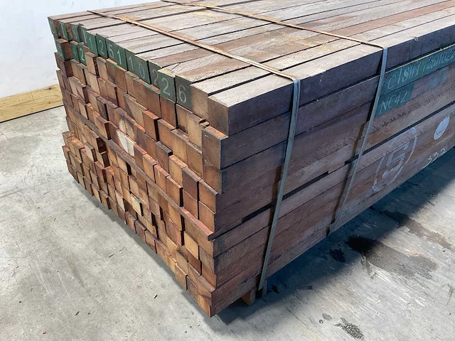 Azobé hardhouten tuinpaal fas gepunt 200x6x6 cm (160x) - afbeelding 3 van  6