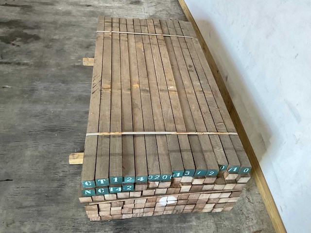 Azobé hardhouten tuinpaal fas gepunt 200x7x7 cm (120x) - afbeelding 4 van  5