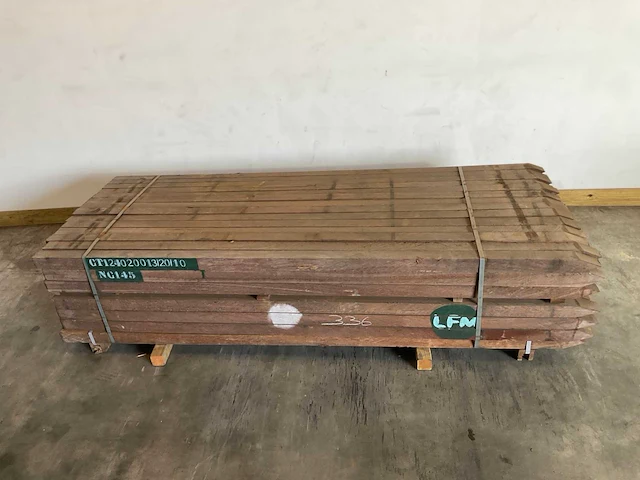Azobé hardhouten tuinpaal fas gepunt 300x7x7 cm (112x) - afbeelding 1 van  5