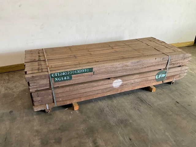 Azobé hardhouten tuinpaal fas gepunt 300x7x7 cm (112x) - afbeelding 3 van  5