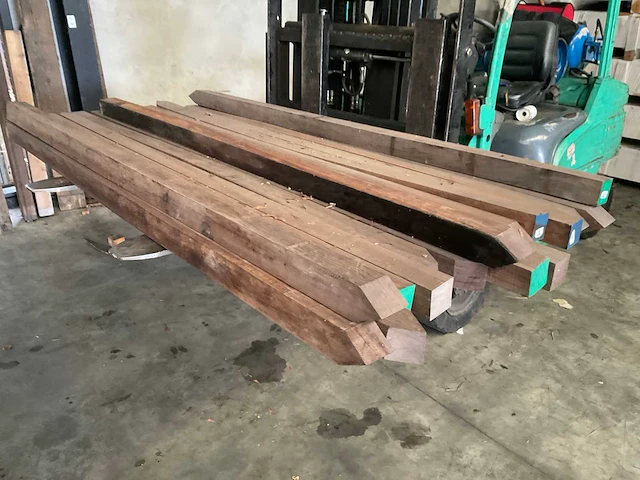 Azobé hardhouten tuinpaal gepunt - 200x7x7 cm (16x) - afbeelding 1 van  3