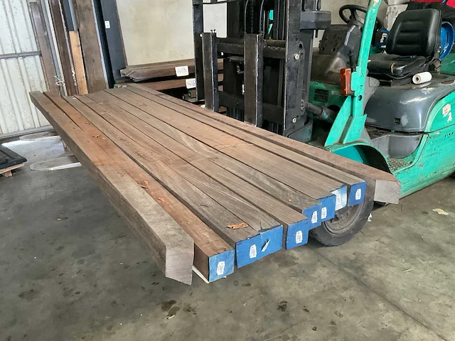 Azobé hardhouten tuinpaal gepunt - 250x8x8 cm (10x) - afbeelding 1 van  3