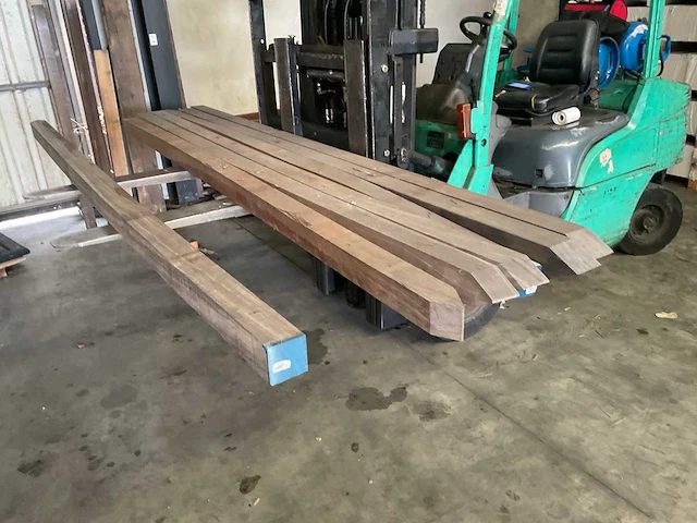 Azobé hardhouten tuinpaal gepunt - 300x8,5x8,5 cm (7x) - afbeelding 1 van  3