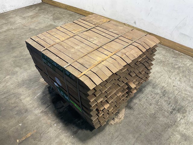 Azobé hardhouten tuinpaal gepunt 100x6x6 cm (136x) - afbeelding 1 van  8