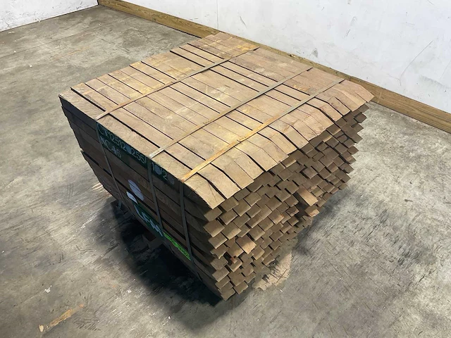 Azobé hardhouten tuinpaal gepunt 100x6x6 cm (160x) - afbeelding 1 van  8