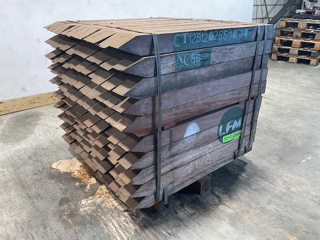 Azobé hardhouten tuinpaal gepunt 100x8x8 cm (120x) - afbeelding 1 van  5