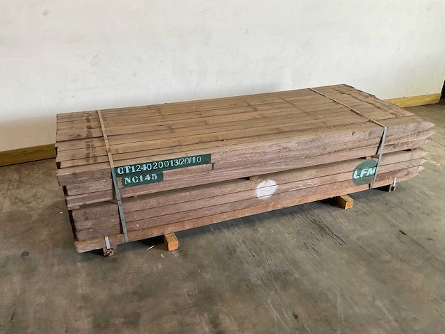 Azobé hardhouten tuinpaal gepunt 300x7x7 cm (98x) - afbeelding 1 van  2