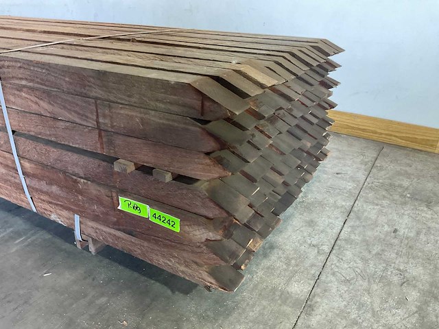 Azobé hardhouten tuinpaal gepunt 400x7x7 cm (120x) - afbeelding 2 van  3