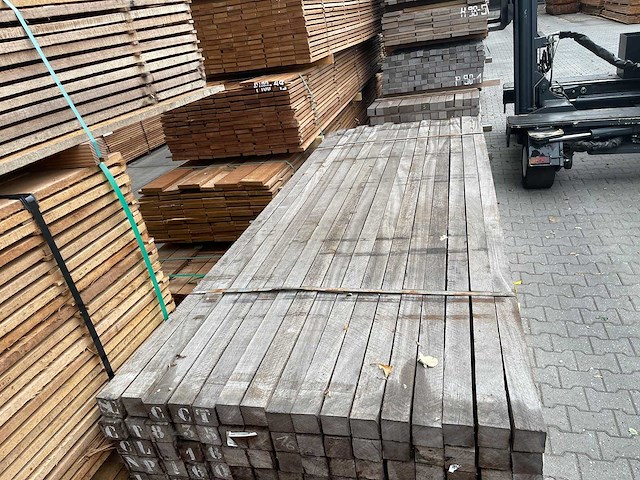 Azobe palen fijnbezaagd gepunt 2750x60x60mm (100x) - afbeelding 1 van  3