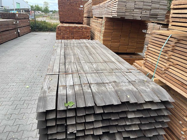 Azobe palen fijnbezaagd gepunt 2750x60x60mm (60x) - afbeelding 1 van  3