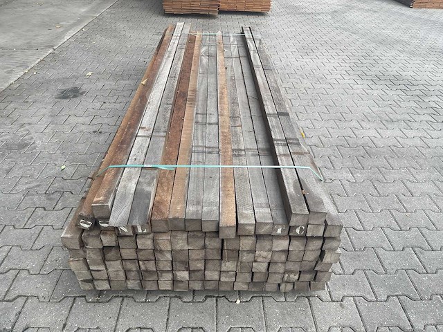 Azobe palen fijnbezaagd gepunt 2750x60x60mm (96x) - afbeelding 1 van  4