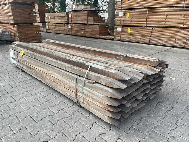 Azobe palen fijnbezaagd gepunt 2750x60x60mm (96x) - afbeelding 3 van  4