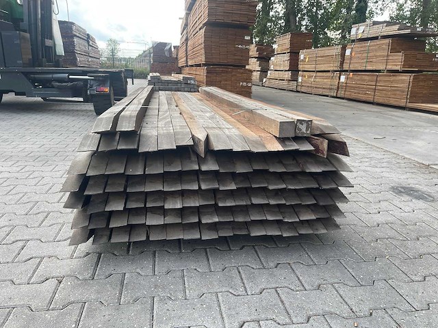Azobe palen fijnbezaagd gepunt 2750x60x60mm (96x) - afbeelding 4 van  4