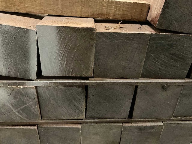 Azobe palen geschaafd 85x85 mm (39x) - afbeelding 6 van  6