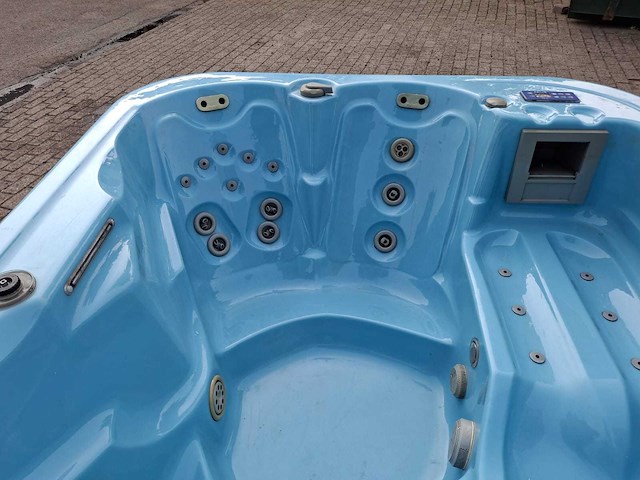 Azur spa 4 persoons amerikaanse jacuzzi en buitenspa - afbeelding 16 van  27
