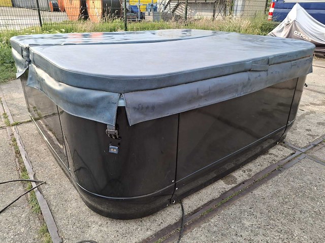 Azur spa 4 persoons amerikaanse jacuzzi en buitenspa - afbeelding 26 van  27