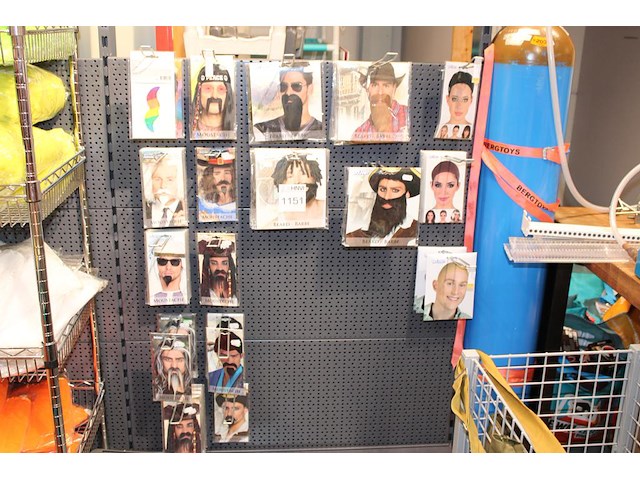 Baarden, snorren en latexkappen op wandstelling. - afbeelding 1 van  3