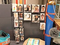 Baarden, snorren en latexkappen op wandstelling.