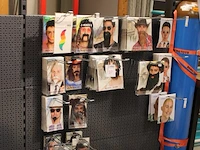 Baarden, snorren en latexkappen op wandstelling. - afbeelding 2 van  2